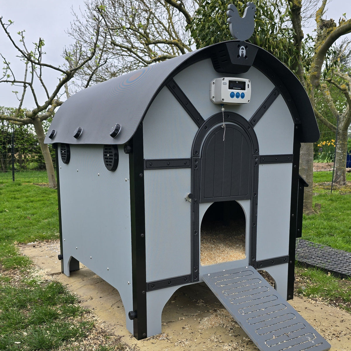 ChickenGuard Barn Chicken Coop with Pro Automatic Door Opener