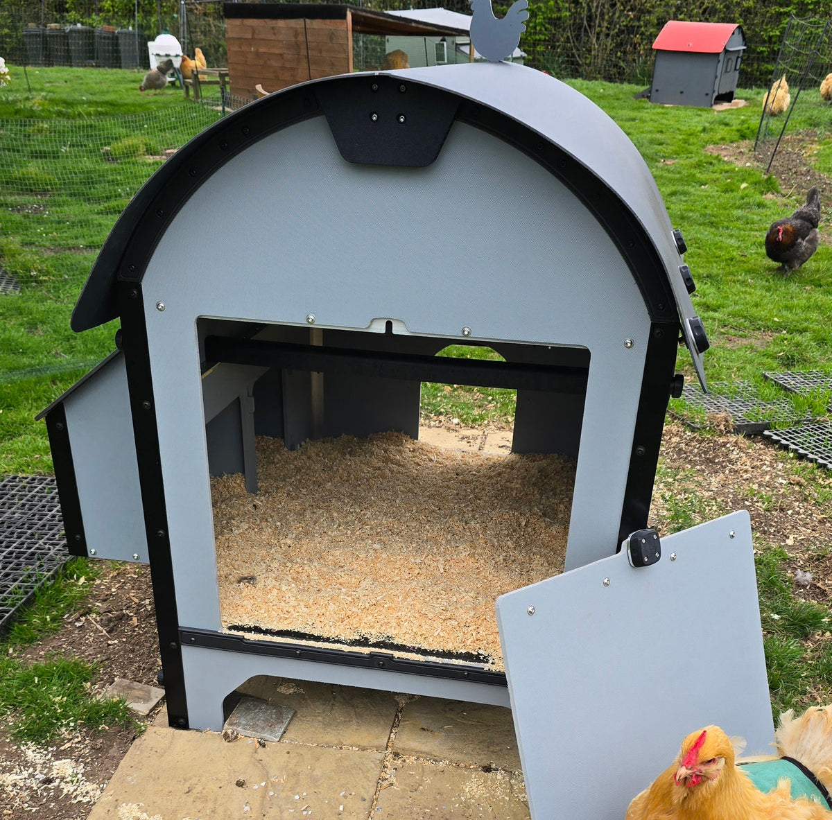 ChickenGuard Barn Chicken Coop with Pro Automatic Door Opener