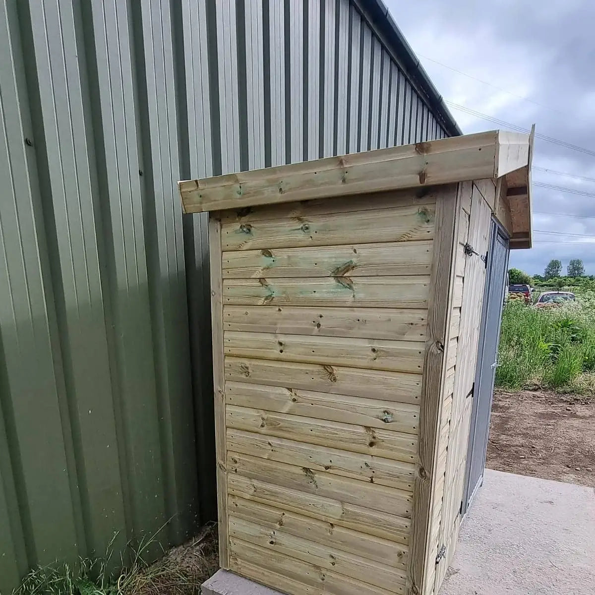 8ft x 4ft Outdoor Dog Kennel with Professional Installation